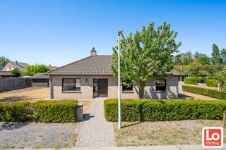 Deze rustig gelegen woning bevat op het gelijkvloers een inkomhal met gastentoilet, een ruime en lichtrijke leefruimte, een basis geïnstalleerde keuken en aansluitend een berging. Zowel de leefruimte als de keuken geven uit op een groot terras en de tuin. Verder op het gelijkvloers is er een nachthal, twee slaapkamers en een badkamer met ligbad, lavabo en een toilet. De woning beschikt over alle comfort en wordt verwarmd via accumulatie. Het buitenschrijnwerk bestaat uit hout met dubbel glas. Er is eveneens een ruime bergzolder. De totale oppervlakte van het perceel is 571m². <strong>De woning is beschikbaar bij akte!</strong><br />Wil u deze degelijke te renoveren bungalow op een toplocatie in Lochristi bezoeken? Stuur dan als de bliksem een mail naar gunther@loimmo.be en wij nemen contact met u op!