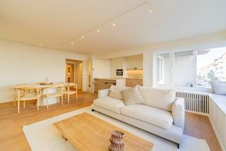 Groot appartement, mooi gerenoveerd met een bruikbare vloeroppervlakte van 105 m² gelegen in de Zoutelaan te Knokke, vlakbij de Dumortierlaan, de Lippenslaan en op wandelafstand van het strand van Knokke. <br /><br />Het appartement is ingedeeld als volgt: ruime inkom met gastentoilet en vestiaire, een brede woonkamer met parketvloeren opgedeeld in een eet-en zitplaats, een open en volledig ingerichte keuken met eiland, achteraan twee grote slaapkamers voorzien van maatkasten en telkens groot genoeg voor het plaatsen van een dubbel bed. Verder een derde kinderkamer voorzien voor een stapelbed en twee badkamers waarvan een met ligbad en de tweede badkamer met inloopdouche. Terras voorzien vooraan als achteraan het appartement. Beneden in het gebouw nog een privatieve kelderberging en plaats voor fietsen. <br /><br />Bezoeken? Graag na afspraak met Willem Cauwels op TEL 050.89.27.70.