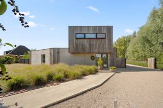 Deze moderne villa - BEN woning - bevindt zich op een perceel van 27a61ca in een rustige buurt en biedt een prachtig uitzicht op de...