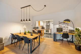 <p><strong>Instapklaar en Lichtrijk Appartement op de Tweede Verdieping nabij Centrum Wilrijk</strong></p><p>Dit instapklare appartement op de tweede verdieping van een kleinschalig gebouw combineert licht, ruimte en comfort in een aangename woonomgeving. Dankzij de open keuken en aansluitende living geniet je van een open en ruimtelijk gevoel.</p><p>De ruime badkamer is uitgerust met een eigentijdse regendouche en kwaliteitsvol sanitair. De grote slaapkamer beschikt over ingemaakte kasten en biedt volop bergruimte. De tweede, kleinere kamer is perfect inzetbaar als kinderkamer, bureau of extra opslagruimte. Een aparte wasplaats voorziet plaats voor wasmachine en droogkast, en kan tevens dienst doen als bijkomende opbergruimte.</p><p>In de voorbije vijf jaar onderging het gebouw meerdere grondige renovaties: het dak werd vernieuwd, de trapbekleding vervangen, de gang herschilderd, de ramen in de gemeenschappelijke delen vernieuwd, evenals de voordeur en de kelderruimte.</p><p>Het appartement is voorzien van rolluiken aan voor- en achterzijde, en aan elk raam zijn stijlvolle, op maat gemaakte houten jaloezieën geplaatst.</p><p> </p><p>Gelegen op wandelafstand van het centrum van Wilrijk en de levendige winkelstraat, biedt dit appartement een strategische locatie met vlotte bereikbaarheid. De E19 en A12 zijn snel toegankelijk, net als het openbaar vervoer, winkels en andere voorzieningen.<br /> </p><p><strong>TROEVEN</strong></p><p>+ Instapklaar appartement met open leefruimte</p><p>+ Dak en gemeenschappelijke delen recent vernieuwd</p><p>+ Rolluiken én houten jaloezieën aan alle ramen</p><p>+ Grote slaapkamer met ingemaakte kasten</p><p>+ Praktische wasplaats met extra bergruimte</p><p>+ Vlak bij centrum Wilrijk, winkels en belangrijke invalswegen</p>