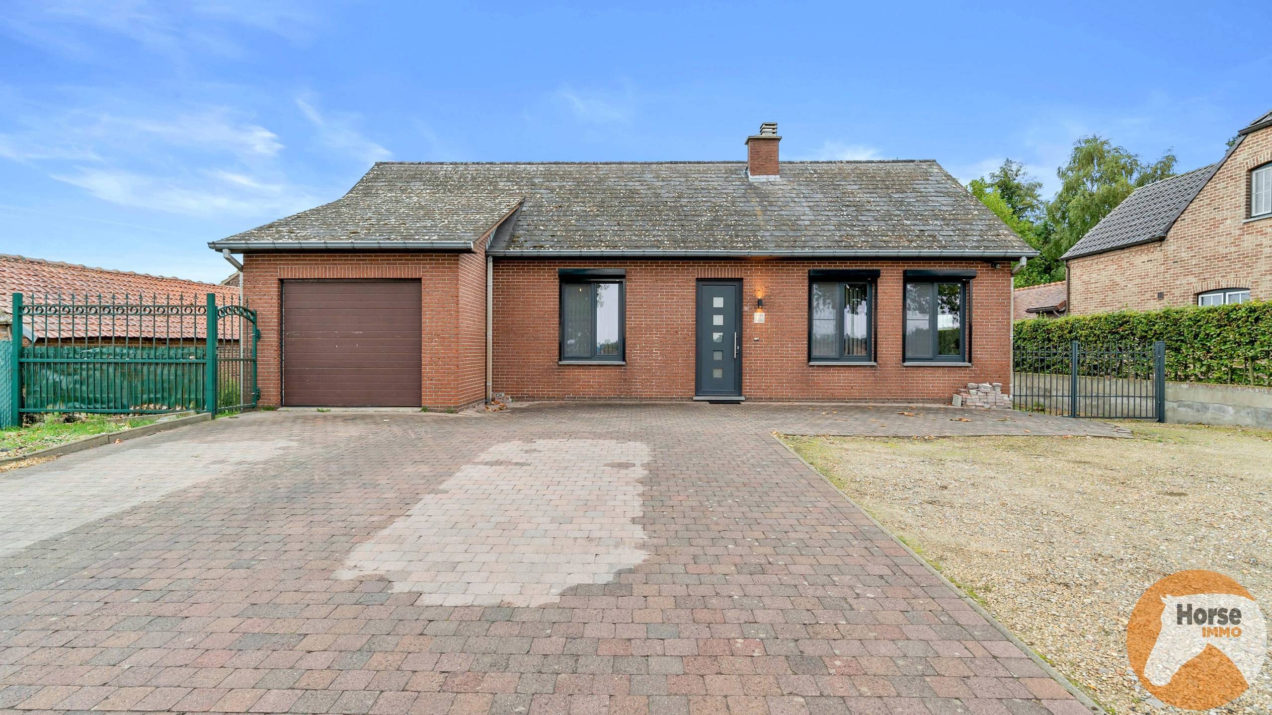 BILZEN-HOESELT - Gerenoveerde woning met paardenstal - foto 2