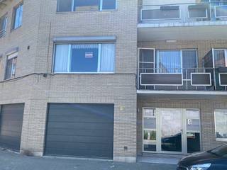 Ontdek dit appartement met 1 slaapkamer, gelegen aan de Baron Dhanisstraat 52 in Sint-Niklaas. <br />Op loopafstand van de grote markt.<br /><br />De indeling omvat een inkomhal, een woonkamer, een keuken, een slaapkamer en een badkamer. Vanuit de woonkamer heeft u toegang tot een balkon, ideaal voor een moment van rust. Er is ook een aparte berging aanwezig, die dienst kan doen als technische ruimte of extra opslag.<br />Een overdekte parkeerplaats is mee inbegrepen.<br /><br />Dit appartement, met een EPC-score D, biedt een solide basis voor wie op zoek is naar een instapklare woning met potentieel. De ligging in Sint-Niklaas is praktisch, met alle voorzieningen binnen handbereik. Een uitgelezen kans voor starters of investeerders.