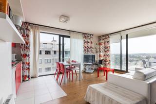 <p><strong>De Panne: appartement met 1 slaapkamer, terrassen en zicht op zee!</strong></p>
<p>Dit goed onderhouden appartement is gelegen op de 7de verdieping van Residentie Sandpiper! Hierdoor geniet het appartement van een prachtig uitzicht op zee en is het bovendien zongericht!</p>
<p>Het appartement wordt aangeboden voor een vraagprijs van €249.000 + een over te nemen lijfrente van €.1358,99 / maand (jaarlijks geïndexeerd) tot en met september 2030.</p>
<p><strong>Indeling:</strong><br />Inkomhal, badkamer met inloopdouche en toilet, slaapkamer, lichtrijke woonkamer met open keuken en toegang tot 2 ruime terrassen waar u van de zon en een prachtig, zijdelings zeezicht kunt genieten!<br /> </p>
<p><strong>Troeven:</strong></p>
<ul><li><strong>Locatie:</strong> Op de zeedijk, wandelafstand van het centrum</li><li><strong>Staat:</strong> Instapklaar en goed onderhouden</li><li><strong>Uitzicht:</strong> Prachtig, zijdelings zeezicht vanop de 7de verdieping</li><li><strong>Ligging:</strong> Zongericht appartement met 2 ruime terrassen<br /> </li></ul>
<p>Interesse in dit appartement aan zee? Contacteer ons voor meer informatie of plan vandaag nog uw bezoek.</p>