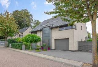 Prachtig en uiterst luxueuze villa gebouwd in 2007.Gelegen in een doodlopend straatje in het groene Bekkerzeel.Ontdek deze uitzonderlijk verzorgde en...