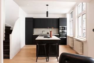 Van een verrassende eigendom gesproken! Unieke woning met écht loftgevoel, midden in het historische centrum van Brugge.<br /><br />Op het leefniveau: een ruime woon- en eetkamer met open, volledig uitgeruste keuken, badend in natuurlijk licht dankzij grote raampartijen. Een aparte bureauruimte, gescheiden door sfeervolle binnenramen, zorgt voor een visuele connectie zonder in te boeten aan privacy. Ook een eerste badkamer bevindt zich op dit niveau.<br /><br />Boven vindt u twee slaapkamers - één nu ingericht als dressing - een tweede als luxueuze master-bedroom met vrijstaand bad, ruim lavabomeubel en apart toilet. De dakramen geven zicht op het aanpalende erfgoed en bieden een unieke sfeer aan de ruimte. Een terras realiseren behoort tot de mogelijkheden; hierover werd reeds positief overleg gepleegd met Stedenbouw en Monumentenzorg.<br /><br />Extra troeven: aparte wasruimte, berging en ruime droge kelder.<br /><br />Deze unieke woning wordt aangeboden met een startprijs. De verkoper behoudt zich het recht voor om elk bod te aanvaarden of te weigeren, of verder te onderhandelen met één of meerdere kandidaten.<br /><br />Volgens het Maatregelenregister zijn er op dit perceel geen maatregelen van toepassing.<br /><br />Kom het zelf ontdekken.<br />Contacteer Katrien voor een bezoek: <br />📞 0477 46 53 11 <br />📩 katrien@waeyler.be