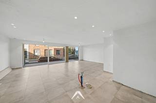 <p>In de eigentijdse en kleinschalige Residentie Carpe Diem wordt dit <strong>ruime gelijkvloerse appartement van 152 m²</strong> aangeboden. Het appartement combineert comfort, functionaliteit en kwaliteit met een doordachte indeling die afgestemd is op hedendaags wonen.</p>
<p>Via de inkomhal met vestiaire- en gastentoilet bereikt u de lichtrijke en ruime leefruimte, die naadloos aansluit op het terras. De voorziene keukenruimte sluit logisch aan op de leefruimte en beschikt over een aansluitende berging, ideaal voor het inrichten van een bijkeuken.</p>
<p>Aan de rustige achterzijde bevinden zich 3 volwaardige slaapkamers en een badkamer met ligbad, inloopdouche en dubbele lavabo.<br />De afwerking is kwalitatief en tijdloos, en biedt <strong>ruimte voor een persoonlijke invulling qua inrichting en afwerking.</strong></p>
<h4>Indeling en troeven:</h4>
<p>✅ 152 m² oppervlakte op het gelijkvloers<br />✅ <strong>Lichtrijke leefruimte met directe toegang tot het terras</strong><br />✅ Keukenruimte met <strong>aparte keukenberging of mogelijkheid tot bijkeuken</strong><br />✅ <strong>3 volwaardige slaapkamers</strong><br />✅<strong> Badkamer met ligbad, inloopdouche en dubbele lavabo</strong><br />✅ 2 aparte toiletten (gastentoilet en nachthal)<br />✅ Praktische, <strong>aparte wasplaats/technische berging</strong><br />✅ <strong>Ruim privéterras</strong><br />✅<strong> Kelderberging van inbegrepen</strong></p>
<h4>Comfort en energie:</h4>
<p>✅ Energiezuinige constructie met ventilatiesysteem<br />✅ Centrale verwarming op gas<br />✅ Dubbele beglazing en goede isolatie<br />✅ Mogelijkheid tot aankoop van een garage of autostaanplaats</p>
<p>Dit appartement biedt u een <strong>kwalitatieve woonoplossing met ruimte voor eigen keuzes</strong>, in een rustige, doch vlot bereikbare omgeving.</p>
<p>Interesse of graag een bezoek ter plaatse? Neem gerust contact met ons op.</p>
<p><em>Prijs excl. btw en kosten. Oppervlaktes zijn bruto op basis van het uitvoeringsplan van de architect.<br /></em><em>Sommige beelden werden aangeduid als visualisatie en zijn AI-gerenderde afbeeldingen die louter dienen ter illustratie van een mogelijke inrichting.<br /><br /></em></p>