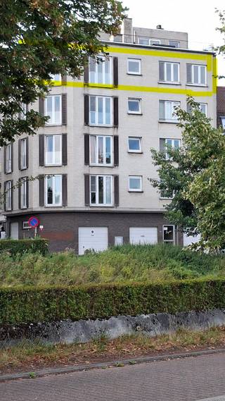 Appartement gelegen langs de Leiekaai, dichtbij het centrum. Zeer lichtvol appartement met 3 gevels.
Ingerichte keuken met inductievuur,vaatwasser,diepvries,koelkast,microgolf,
Oven. Badkamer met ligbad en dubble lavabo.
Naast drie slaapkamers is er tevens een ook dressing aanwezig.
Een ruime garage in het appartementsgebouw is eveneens ter beschikking.