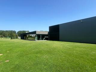 Goed gelegen energiezuinig bedrijfsgebouw te Ham, vlakbij<span> de afrit 25A van de E313</span>. Dit gebouw heeft een oppervlakte van 865m², bestaande uit 280m² moderne kantoren en een magazijn van 585m². Het terrein is volledig omheind en voorzien van grote schuifpoorten. Verder zijn er voldoende parkeerplaatsen bij het gebouw.<br /><br />KENMERKEN HAL : <br />- oppervlakte: 585m²<br />- staalconstructie met geïsoleerde sandwichpanelen, geïsoleerde steeldeck, lichtstraten met rookluik<br />- elektriciteit: drijfkracht, 32A<br />- 1 elektrische sectionaalpoort <br />- industriële verlichting<br />- verwarming: verwarming via warme luchtblazers, aangesloten op warmtepomp<br /><br />KANTOREN : <br />- oppervlakte: 280m²<br />- indeling: ruim landschapskantoor, 2 individuele kantoren, vergaderzaal, keuken, sanitaire cellen, serverruimte<br />- verwarming en koeling dmv van airco's en warmtepompen<br />- moderne afwerking: polybetonvloer, glazen wanden, ingerichte keuken<br />- alarm en camerabewaking<br /><br />TROEVEN:<br />- goed gelegen vlakbij de E313<br />- energiezuinig gebouw: zonnepanelen, warmtepompen, airco's<br />- voldoende parking<br /><br /><strong>Info: 0478/930500 of <span><span>info@jansenrealestate.be</span></span></strong>