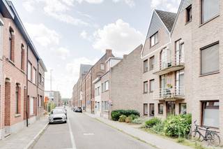 <p><span>Ontdek dit volledig gerenoveerde appartement met één slaapkamer, gelegen op de derde en bovenste verdieping in het centrum van Herentals. Dankzij de centrale ligging bevinden winkels, scholen, horeca en openbaar vervoer zich op wandelafstand.</span></p><p><span>De ruime leefruimte geniet dankzij de grote ramen aan de voorzijde van een aangename natuurlijke lichtinval en staat in directe verbinding met de open keuken, uitgerust met de nodige toestellen. Verder beschikt het appartement over een zeer ruime slaapkamer, een moderne badkamer met dubbele lavabo en inloopdouche, een aparte wasplaats/berging en een afzonderlijk toilet.</span></p><p><span>Het appartement beschikt eveneens over een terras. Een privatieve kelderberging en bovengrondse autostaanplaats zijn inbegrepen in de verkoopprijs. De verwarming en koeling worden voorzien via een lucht-luchtwarmtepomp.</span></p><p><span>Het appartement werd recent volledig gerenoveerd en is bijgevolg instapklaar. Bovendien is het momenteel verhuurd aan 755 per maand, waardoor het appartement ook bijzonder interessant is als investeringseigendom met een bestaande huurstroom.</span></p><p><span>Bijzonderheden</span></p><ul><li><span>Volledig gerenoveerd in 2023</span></li><li><span>Ruimtelijk gevoel en veel natuurlijke lichtinval</span></li><li><span>Bovengrondse autostaanplaats inbegrepen</span></li><li><span>Lucht-luchtwarmtepomp</span></li><li><span>Centrale ligging in Herentals</span></li><li><span>Momenteel verhuurd aan 755€ per maand</span></li></ul><p><span>Bent u op zoek naar een instapklaar appartement in het centrum van Herentals, voor eigen bewoning of als investering? Contacteer ons via <span>thomas.onzia@urbainvastgoed.be</span></span><span> of bel 03 501 97 16 voor meer informatie of een bezoek.</span></p><p><span>Stedenbouwkundige inlichtingen en bodemattest in aanvraag.</span></p>