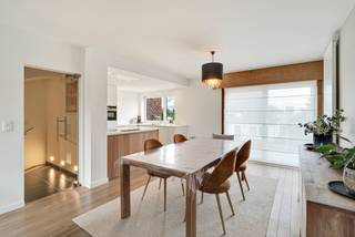 Ben je op zoek naar een volledig gerenoveerde, instapklare woning in Sint-Eloois-Vijve? Dan is deze bel-etagewoning met EPC-label B absoluut het bekijken waard.<br /><br />TROEVEN<br />* EPC-label B<br />* Elektriciteit conform<br />* Ruime garage<br />* 3 volwaardige slaapkamers<br />* Zongericht terras met zonwering<br />* Zuidgerichte tuin met tuinberging<br /><br />INDELING<br />De gelijkvloerse verdieping bestaat uit een ruime garage met plaats voor een wagen, fietsen en een wasruimte. Via de inkomhal is er eveneens een apart gastentoilet.<br /><br />Op de eerste verdieping bevinden zich de volledig vernieuwde keuken en de lichtrijke leefruimte met zit- en eetgedeelte. Vanuit de leefruimte heb je toegang tot het zongerichte terras met zonwering.<br /><br />De tweede verdieping beschikt over 3 slaapkamers en een badkamer met lavabo, toilet en inloopdouche.<br /><br />Tot slot geniet je achteraan van een aangelegde, zuidgerichte tuin met ruime tuinberging.<br /><br />Een woning die helemaal klaar is voor zijn nieuwe bewoners. Interesse? Plan snel je bezoek!