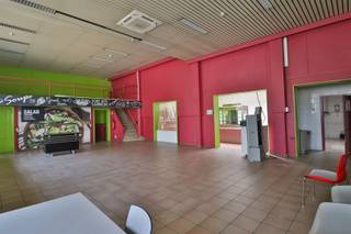 *** PROJECTGROND *** Te renoveren/slopen multifunctionele eigendom op een perceel van 325m². Bestaande uit centrale inkom, voorraadkamer, grote...