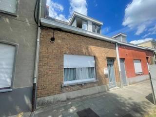Correct onderhouden woning op rustig ligging nabij centrum Harelbeke. Het huis omvat een inkomhal, woonkamer, zithoek (of eetkamer), keuken, berging en badkamer beneden. Achteraan is een terrasje/koertje. Boven zijn 2 ruime slaapkamers. Overal CV (recente ketel) op aardgas. Net EPC-label E (mits een paar kleine ingrepen zal probleemloos D gehaald worden). Voor de woning ligt een aangename tuin. Een betaalbare starterswoning die beschikbaar is na opzeg van de lopende huurovereenkomst. Momenteel correct verhuurd aan 650 €/maand.