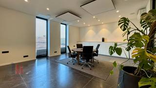 <strong>Instapklare en energiezuinige</strong> kantoorruimte van <strong>201 m²</strong> te huur in Merchtem, ideaal voor ondernemingen die op zoek zijn naar een representatieve, moderne en professionele werkomgeving.<br /><br />Deze hoogwaardige kantoorruimte bevindt zich op het<strong> gelijkvloers</strong> en werd afgewerkt met duurzame kwaliteitsmaterialen en ingericht volgens de hedendaagse comfort- en efficiëntienormen. De moderne indeling omvat o.a. afzonderlijke bureaus, vergaderzalen en een aangename eetruimte met <strong>kitchenette</strong>. <br /><br />Het gebouw is technisch uitstekend uitgerust met onder meer<strong> zonnepanelen</strong>, dubbele beglazing, aansluitingen voor water, elektriciteit en gas, vloerverwarming, HVAC en een ventilatiesysteem D. Dankzij het gunstige <strong>EPC-label A</strong> geniet u bovendien van een energiezuinige en duurzame werkomgeving met lage exploitatiekosten.<br /><br />Eveneens mogelijkheid om een <strong>opslagruimte en/of woonst van elk 201 m²</strong> bij te huren/kopen, waardoor opslag, administratie en wonen perfect gecombineerd kunnen worden op één locatie. Bijzonder interessant voor ondernemingen die op zoek zijn naar een complete en efficiënte totaaloplossing.<br /><br />Ruime <strong>privatieve parkeergelegenheid beschikbaar.</strong><br /><br />Contacteer <strong>PANORAMA B2B</strong> voor meer informatie of een vrijblijvend plaatsbezoek op <strong>0477 07 30 30</strong>.