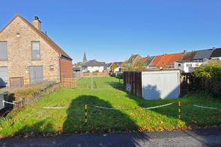 Schitterend gelegen bouwgrond voor halfopen bebouwing in Wetteren.
Ontdek deze prachtig gelegen bouwgrond van 586 m², ideaal voor het realiseren van jouw droomwoning. Het perceel bevindt zich in een rustige, doodlopende straat in Wetteren en biedt een perfecte combinatie van privacy en een vlotte bereikbaarheid.
Met een perceelbreedte van ca. 11 meter en een diepte van ca. 50 meter is deze grond uiterst geschikt voor een halfopen bebouwing met tuin. Alle nutsvoorzieningen zijn aanwezig in de straat, waardoor bouwen hier zorgeloos kan starten.
De eerste afbeelding is een artistieke impressie en dient ter illustratie van een mogelijke invulling.
Zie de bouwvoorschriften in bijlage.
Troeven van dit perceel:
Totale oppervlakte: 586 m²
Perceelbreedte: ca. 11 meter
Diepte: ca. 50 meter
Perceelscore A (geen overstromingsrisico)
Bestemming: woongebied
Nutsvoorzieningen aanwezig in de straat
Geen bouwverplichting
Volledige vrijheid in architectuur en ontwerp
Gelegen in een rustige straat met beperkte passage
Nabij scholen, winkels en openbaar vervoer
Dankzij de centrale ligging geniet je van een uitstekende verbinding met het centrum van Wetteren (9 minuten rijden), Gent, Aalst en de E40.
Of je nu zelf wilt bouwen of op zoek bent naar een interessante investering, dit perceel biedt alle mogelijkheden om jouw plannen tot leven te brengen.
Meer info of een bezichtiging?
Neem gerust contact op voor bijkomende details.
Exclusief te koop aangeboden via de Oximo online verkoopsprocedure. Voor registratie en aanvaarding van de verkoopsvoorwaarden zie www.oximo.be.