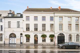 In het hart van Aalst, op het levendige Keizersplein bevindt zich dit ruime historische handelspand vol karakter. Achter de statige gevel schuilt een gebouw met hoge plafonds, veel natuurlijke lichtinval en een prachtige authentieke trap die meteen de toon zet. Achteraan is er een charmante binnenkoer met aparte toegangspoort. Dit pand heeft alles in huis om nog meer te schitteren — ideaal voor wie houdt van historische charme en potentieel op een toplocatie.