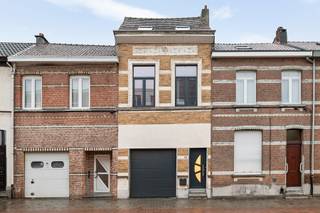 <p>Gelegen in een aangename woonwijk die eveneens bekend staat om haar gezinsvriendelijk karakter door toedoen van de centrale ligging, ontdek je deze woning die in 2020 met een oog voor detail en modern comfort werd vernieuwd.</p>
<p>Naast een tijdloze en strakke look, biedt dit huis nog tal van andere troeven! Van een mooie bewoonbare oppervlakte, een ruime garage en niet te vergeten een bijzonder gezellige tuin. Het betegelde terras nodigt uit om heerlijk te ontspannen terwijl het groene gras een ideale speelplek vormt voor de kinderen. Via de inkomhal betreed je de riante leefruimte met als blikvanger de trendy open keuken, praktisch voorzien van een kookeiland. Verder vind je op het gelijkvloers nog een stijlvolle badkamer die knap werd afgewerkt met verfijnde, zwarte details. De statige trap leid je naar de bovenliggende verdiepingen, waar maar liefst 4 ruime slaapkamers op je wachten. Twee daarvan genieten bovendien van extra luxe dankzij de ensuite badkamers, wat het ultieme hotelgevoel oproept.</p>
<p>Dit is een opportuniteit die je niet wil missen, plan dus snel een bezoek in!</p>
<p><strong>Technische gegevens:</strong> Tuinhuis aanwezig! De garage heeft een handige voertuiginspectieput (smeerput). Centrale verwarming op gas via een condenserende ketel, geïsoleerde vloeren, voornamelijk HR-beglazing in PVC.</p>
<p><strong>Stedenbouwkundige inlichtingen en bodemattest aanwezig. Asbestveilig (maar mogelijk niet asbestvrij). Bevindt zich niet in een risicozone voor overstromingen (P- en G-score A). Renovatieverplichting niet van toepassing.</strong></p>