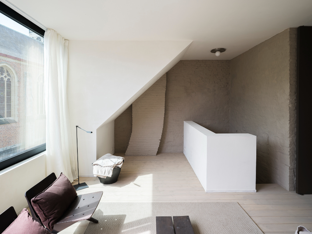 Uniek handelshuis met centrale ligging, bestaande uit een polyvalente kantoorruimte en een bovengelegen duplexappartement. - foto 5