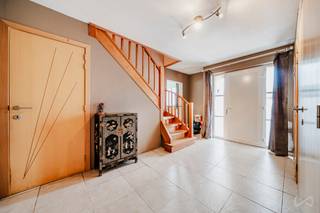 HOEILAART – Ontdek deze moderne woning op wandelafstand van het treinstation en de winkels. Deze woning uit 2005 beschikt over +/- 300 m²...