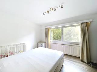 WEZEMBEEK-OPPEM – het gemak van winkels, restaurants, scholen, sportinfrastructuur, openbaar vervoer en autosnelweg, alles binnen handbereik. Dit appartement van +/- 89m² (volgens EPC), op de 2de verdieping, is als volgt ingedeeld: inkomhal met ingebouwde vestiairekast en apart toilet, ruime en lichtrijke woonkamer van +/- 31m² met toegang tot het balkon van +/- 11m², keuken van +/- 9m² uitgerust met een keramische kookplaat, oven, afwasmachine, frigo, diepvries en dampkap met koolstoffilters, 2 slaapkamers van +/- 12m² en +/- 15m², badkamer met lavabo, toilet, wasmachine, droogkast en een ligbad. Daarnaast zijn er nog 2 staanplaatsen en een privatieve kelderruimte inbegrepen. Het appartement werd in 2018 gerenoveerd en is ideaal als eerste woning. Bijkomende info: EPC: C – 228 kWh/m²/jaar, elektriciteit conform, beschikbaar vanaf 01/08/2026, huurcontract voor lange termijn, maandelijkse provisie van €265 voor water, verwarming, conciërge, onderhoud van de tuin, beheer van het gebouw en de lift. Meer informatie of een bezoek? Contacteer WE INVEST OVERIJSE op 02/455.20.35 of via e-mail overijse@weinvest.be! Niet-contractuele advertentie, onder voorbehoud van wijzigingen. Oppervlaktegegevens zijn indicatief.