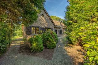 Te koop: Ruime gezinswoning met uitbreidingspotentieel te Zoersel!Gelegen op een prachtig perceel van maar liefst 1.842 m², biedt deze woning een aangename combinatie van comfortabel wonen, privacy en uitbreidingsmogelijkheden. Hier geniet u dagelijks van een serene woonomgeving, terwijl winkels, scholen en belangrijke invalswegen vlot bereikbaar blijven.Kenmerken:Gezellige woning met comfortabele ruimtesGelijkvloers: living, keuken, 2 slaapkamers, 1 badkamer, toilet, ruime berging, wasplaats en verandaDe eerste verdieping biedt de mogelijkheid om eenvoudig twee extra slaapkamers en een badkamer te creëren. Alle nodige leidingen zijn reeds voorzien, waardoor enkel de verdere afwerking nog dient te gebeuren.Afzonderlijke garage met veel opbergruimteOppervlakte: 1842 m²Bewoonbare oppervlakte: 223 m²Locatie: Epicialaan 5, 2980 ZoerselBIJZONDERHEDEN: Elektriciteit conform - Perceelscore A &amp; Gebouwscore A - Oppervlaktematen zijn indicatief volgens epc. Droomt u van een ruime woning op een prachtige locatie waar u nog volledig uw eigen stempel op kunt drukken? Dan is dit uw kans.Mis deze kans niet!Contacteer ons vandaag nog en ontvang als eerste informatie over deze prachtige woning.