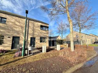 Ontdek deze instapklare en smaakvol ingerichte halfopen woning uit 2010, waar comfort, duurzaamheid en kwaliteit perfect samenkomen. Dankzij...