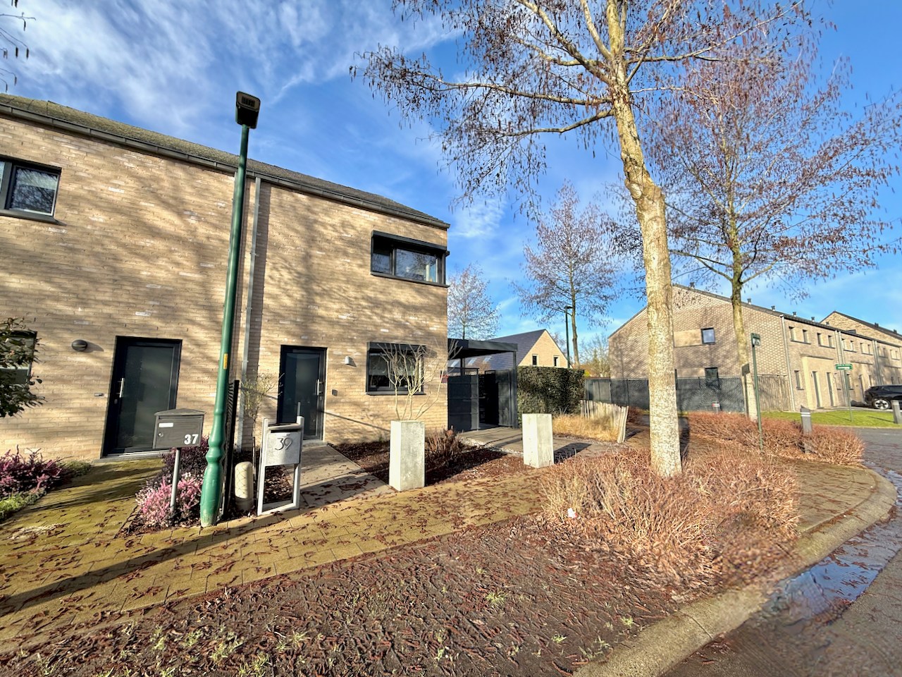 Enorm energiezuinig woonhuis in halfopen bebouwing te Eeklo ! - foto 2