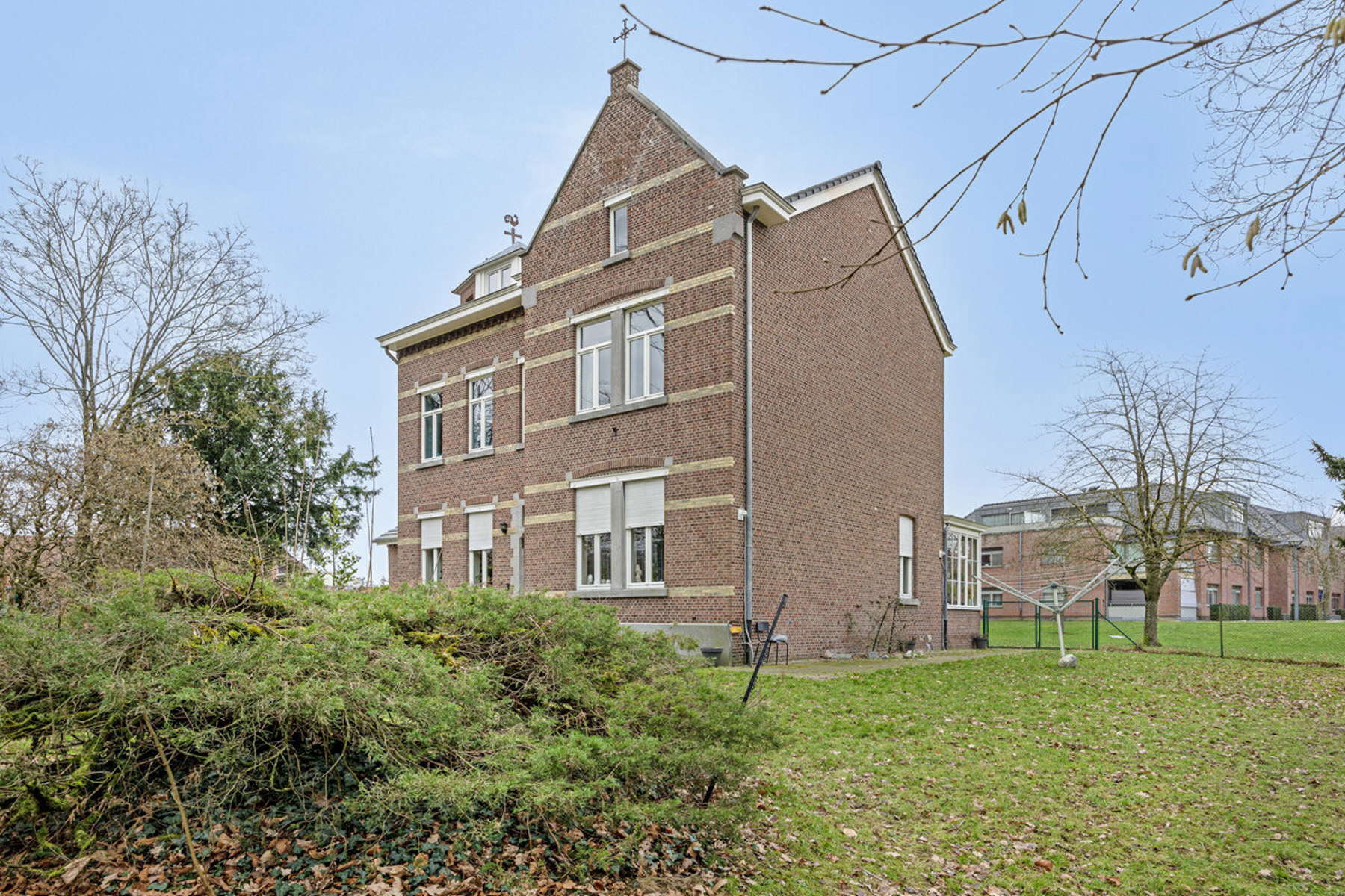 Authentieke pastorie, stijlvol gerenoveerd met comfort - foto 1