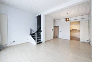 Ideaal gelegen aan de Rue de la Poudrière 42, tegenover het charmante plein van Ninove en dicht bij het stadscentrum, biedt deze ruime...