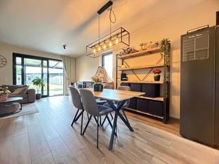 Deze recente woning ligt in een verkeersluwe schoolomgeving. De woning is mooi afgewerkt en goed onderhouden.<br /><br />De indeling is praktisch met op het gelijkvloers een inkomhal met vestiaire en gastentoilet, een bergruimte en een woonkamer met open keuken. Op het verdiep liggen de badkamer, een wasberging en 2 slaapkamers,waarvan één kamer werd opgedeeld in 2 aparte slaapkamertjes. Er werd daarvoor een extra raam geplaatst in de zijgevel.<br /><br />De tuin met overdekt terras is ruim en oostgericht. Het tuinhuis biedt extra opslagruimte en de wagen kan geparkeerd worden onder de carpoort.<br /><br />Dit huis is instapklaar en verwelkomt nieuwe bewoners vanaf 1 februari 2027.<br /> 