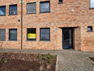 <span>Dit appartement is gelegen in het centrum van Geel.</span><br /><br /><span>Via de ruime inkomhal betreden we de grote woonkamer met open keuken. De keuken is voorzien van een combi-oven, een vaatwasser, een koelkast en een kermasche kookplaat.</span><br /><br /><span>Via een schuifraam aan de achterzijde hebben we toegang tot het achtergelegen terras en tuintje. Via het tuinpoortje bereik je de garage, welke inbegrepen is in de huurprijs.</span><br /><br /><span>Verder hebben we nog een ruime slaapkamer, een berging, een badkamer met douche en een apart toilet.</span><br /><br /><span>In de kelder beschik je bovendien nog over een grote extra berging.</span><br /><span>Verlichting en gordijnen zijn reeds geïnstalleerd.</span><br /><br /><span>Geen gemeenschappelijke kosten.</span><br /><br /><span>Beschikbaar vanaf 1/4/2026</span><br /><br /><span>De troeven:</span><br /><br /><span>- Gelijkvloers met tuintje</span><br /><span>- Rustig gelegen</span><br /><span>- Garage</span><br /><span>- Ruime kamers</span><br /><span>- Kelderberging</span><br /><br /><span>Heb je interesse? Klik op de gele knop '<strong>IK WENS EEN BEZOEK</strong>!'</span>