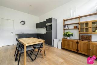 Charmant 1-slaapkamerappartement op toplocatie in het historische hart van Antwerpen, gelegen aan de Suikerrui, op wandelafstand van de Grote Markt.<br />Je woont hier midden in de bruisende binnenstad, omringd door gezellige cafés, restaurants, winkels en culturele hotspots. De Schelde en de vernieuwde kaaien liggen vlakbij, ideaal voor een wandeling of om te genieten van het uitzicht. Ook het openbaar vervoer en belangrijke invalswegen zijn vlot bereikbaar.<br />Het appartement beschikt over een ruime, volledig uitgeruste keuken die naadloos overgaat in de gezellige leefruimte. De lichtrijke badkamer is voorzien van een moderne inloopdouche, toilet en dubbele lavabo.<br />De maandelijkse lasten bedragen 105 euro incl water.<br />Beschikbaar vanaf 01/06/2026.