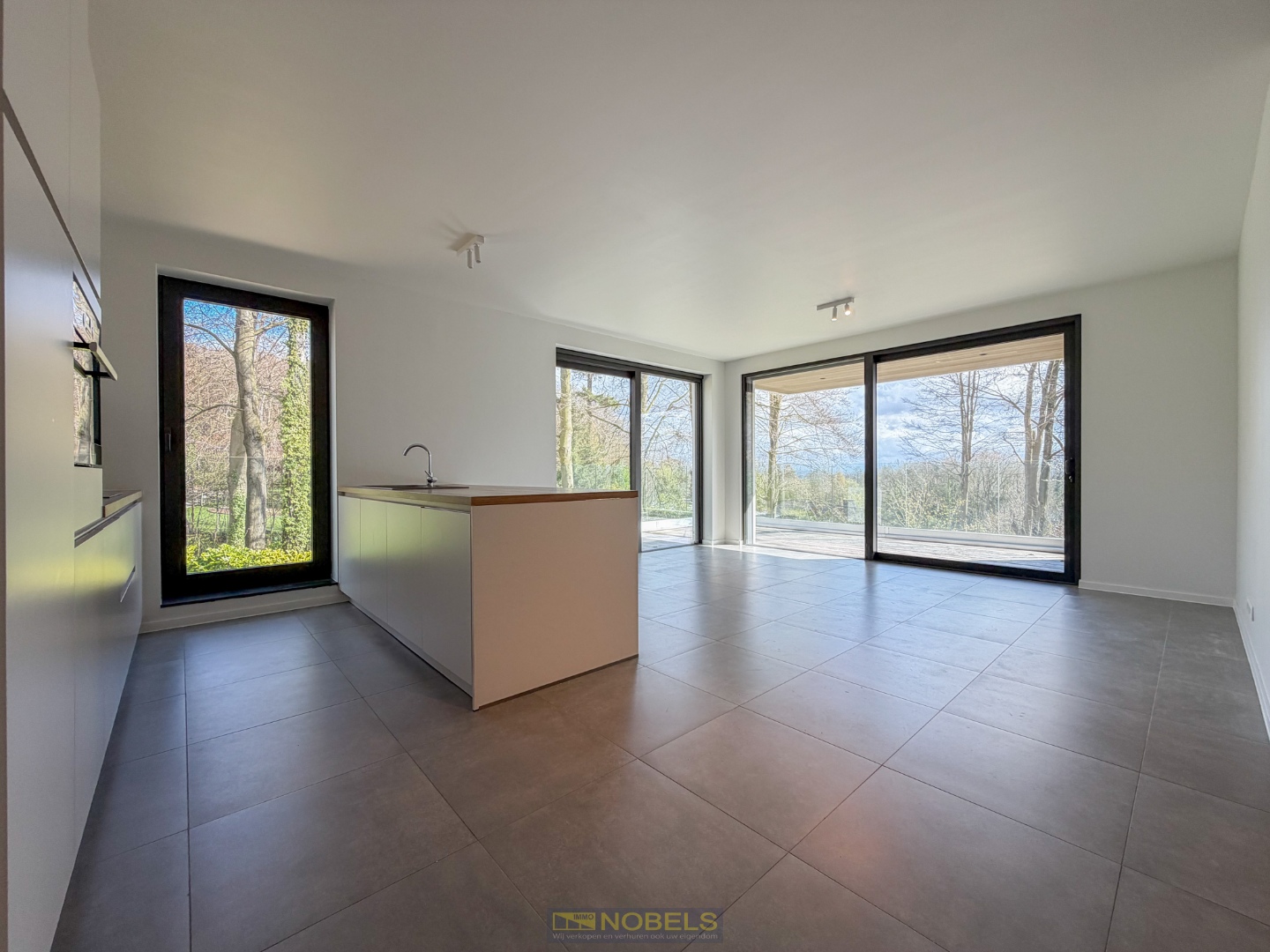 Te huur exclusief, energiezuinig nieuwbouwappartement met 2 slaapkamers en staanplaats gelegen bovenaan het Kluisbos (Mont-de-l'Enclus) - foto 3