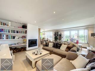 Ruime woning + magazijn (270m2) op KMO-grond te Knokke-Heist!<br /><br /><strong>INDELING:<br /><u>WONING:</u><br /><u><em>Gelijkvloers:</em></u></strong><br />Ruime inkomhal - afzonderlijk gastentoilet - LICHTRIJKE woonkamer - volledig ingerichte keuken (O.a. met keramisch fornuis, dampkap, heteluchtoven, microgolfoven en vaatwasmachine) - 2 bureelruimtes - berging -  volledig aangelegde en omheinde tuin met ruim zonneterras, verwarmd zwembad (30m2) én poolhouse (29m2).<br /><br /><u><em><strong>Eerste verdieping:</strong></em></u><br />Nachthal - badkamer (O.a. met dubbel lavabomeubel, ligbad en douche) - 3 volwaardige slaapkamers - wasplaats - 2 ruime dakterrassen.<br /><br /><u><strong>MAGAZIJN:</strong></u><br />- Brede inrit, afsluitbaar via elektrische poort.<br />- Parkeergelegenheid + extra buitenopslag.<br />- Circa 270 m2.<br />- Eventuele uitbreidingmogelijkheid.<br />- Magazijn momenteel verhuurd (Beschikbaarheid bespreekbaar).<br /><br /><u><strong>Opmerkingen;</strong></u><br />- Grondopp.: 1.401m2.<br />- Bewoonbare opp.: 240m2<br />- Straatbreedte: Circa 43m.<br />- Kwalitatief afgewerkte poolhouse (Massieve eik en rieten dak).<br />- CV op aardgas.<br /><br />Aarzel zeker niet om ons te contacteren voor verdere info en/of een bezoek ter plaatse: 050/70.01.02 - info@centro.be.