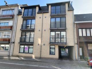 Instapklaar volledige opgeschilderd gelijkvloers appartement met autostaanplaats, op wandelafstand van de Markt, bestaande uit: inkomhal,...