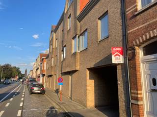 Appartement op 1ste verdieping met 2 slaapkamers en terras.Bestaat uit : Inkom, living, open keuken, aparte wc, badkamer en 2 slaapkamer.Terras is...