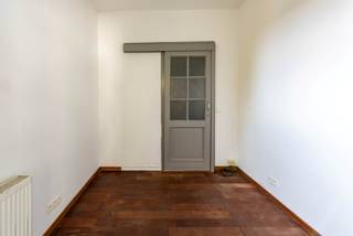 Instapklare studio op het Zuid in herenwoning op de tussenverdieping achteraan het gebouw. Onmiddellijk beschikbaar <br /><br />Indeling: Leef/ slaapruimte, aparte ingerichte keuken: Frigo met vriesvakje, kookplaat, dampkap, spoelbak, vernieuwde douche en apart toilet. <br /><br />Dubbele beglazing. Ingebouwde spots. Cv op gas. Goed gelegen, op het zuid aan het Marnixplein. Openbaar vervoer in de straat. Nabij op en afrit van de Ring. <br />Algemene kosten: 20€ provisie privé waterverbruik + 30€ schoonmaak en onderhoud gemene delen + 75€ provisie elektriciteit <br />EPC score 518.<br /><br />Reserveer uw bezoekmoment via: https://mijnhuurprofiel.be/property/443eaab9-2a0d-49e4-835a-196449020849