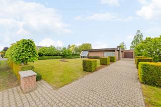 Op een ruim perceel van maar liefst 2385m² treffen we deze alleenstaande bungalow anno 1975 aan, gelegen op een steenworp van het centrum de...
