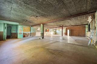 <p><strong>Landgoed met Stallingen (2100m2) te koop op 1,2ha grond. </strong><br /><br /><strong>Ligging:<br /></strong>Op een bijzonder rustige en groene locatie, doch dicht tegen het centrum van Pulle vinden we deze te renoveren woning met 4 slaapkamers, gelegen op een uitzonderlijk ruim perceel van in totaal ca. 12.000m2 voorzien van 4 grote stallingen van ongeveer 2.100m2 aan oppervlakte.<strong><br /><br />Indeling: </strong></p>
<p>-1: Kelder<br />0: Inkomhal, Living, Keuken, Badkamer, wasplaats, slaapkamer 1, slaapkamer 2, slaapkamer 3, slaapkamer 4.<br />Buiten: Stallingen <strong><br /><br />Beschrijving:</strong><br /><span>Dit karaktervolle landgoed die dicht bij het centrum ligt en toch geniet van alle rust staat te koop. De combinatie met de woning en de bijgebouwen biedt het geheel tal van mogelijkheden voor diverse projecten. Het eigendom omvat momenteel een grondoppervlakte van ca. 12.000 m², met een bebouwde oppervlakte van ca. 2.100 m² aan 4 verschillende stallingen.<br /><br /></span></p>
<p><strong>Extra Troeven:<br /></strong></p>
<p><span>-Uitzonderlijk eigendom op 1,2ha en met een ruime 2000m2 aan opslagruimte<br />-Leven en wonen in het groen en in alle rust<br />-Uitzonderlijk veel potentieel voor wie wonen en ruimte wil combineren<br /><br />Deze woning valt onder de renovatieplicht. Voor meer info kijk op de website van het Vlaams Energie- en Klimaatagentschap: https://www.vlaanderen.be/een-huis-of-appartement-kopen/renovatieverplichting-voor-residentiele-gebouwen<br /><br /><strong>Bijzondere informatieplicht</strong>: in aanvraag.<br /></span></p>
