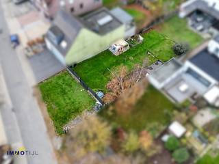 <p>Dit mooi perceel bouwgrond, gelegen in een goedgekeurde verkaveling, heeft een <strong>totale oppervlakte van zo'n 439 m² </strong>en biedt de mogelijkheid om een <strong>halfopen bebouwing te realiseren</strong> (zie lot 1 op het verkavelingsplan). Met een s<strong>traatbreedte van circa 12 meter </strong>en bouwdieptes van <strong>17 meter op het gelijkvloers en 12 meter op de verdieping</strong>, gemeten vanaf de verplichte voorbouwlijn, vormt dit perceel een <strong>ideale basis voor het creëren van een ruime en comfortabele ééngezinswoning</strong>.<br /><br />De te bouwen woning dient qua kroonlijsthoogte, nokhoogte en dakhelling aan te sluiten bij de aanpalende bebouwing (huisnummer 58). Een garage is mogelijk in het hoofgebouw en een tuinhuis is ook toegestaan. <br /><br />Deze grond is<strong> goed gelegen te Mere:</strong> in een<strong> rustige en aangename omgeving die toch een vlotte bereikbaarheid</strong> garandeert. Het perceel ligt in een<strong> doodlopende straat op korte afstand van het centrum, scholen, winkels en openbaar vervoer, </strong>waardoor dagelijkse verplaatsingen bijzonder eenvoudig blijven. Ook de verbinding met belangrijke invalswegen richting Aalst, Erpe-Mere en de E40 zorgt voor een vlot woon-werkverkeer.<br /><br />Op zoek naar een mooi gelegen bouwgrond met potentieel? Neem gerust contact op met Tijl via tijl@immotijl.be of bel 0477 44 86 11 voor meer info.</p>