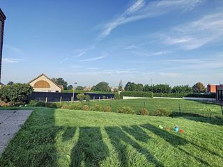 Ontdek deze alleenstaande woning, perfect gelegen in het hart van Westrozebeke.Bij binnenkomst word je verwelkomd in de ruime inkomhal met...