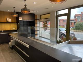 Deze voormalige groenten- en fruithandel is te huur. Alle infrastructuur is nog aanwezig!INDELING * ingerichte winkel met koeltoog en rekken *...