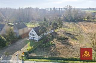 Deze eigendom is interessant door zijn locatie op drukke weg tussen Aalst en centrum Moorsel. Achter de villa bevindt zich een zeer grote loods...