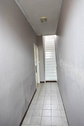 Volledig te renoveren rijwoning mét afzonderlijke garage (vlakbij - gedeelde oprit) gelegen aan de Oekensestraat, nabij de kern van Rumbeke (scholen, bushalte, supermarkt, slager, bakker,...), AZ Delta alsook de Grote Ring en oprit autosnelwegen.<br />De woning, is op heden als volgt ingedeeld:<br />inkomhal met trap - woonkamer - kelder - keuken - douchekamer/toilet - koer - nachthal - slaapkamer 1 - slaapkamer 2 - vaste trap naar zolder (uitbreiding mogelijk). Renovatieplicht van toepassing - EPC label > F (699 kWh/m² - onderhevig aan renovatieplicht) - asbestveilig - beschikbaar bij akte.<br />Naast de aanpalende woning (27) is er een gedeelde oprit met toegang tot de meest linkse garage, die bij deze woning hoort. De woning vraagt een volledige renovatie.<br /><br />Interesse? Contacteer Sarah (sarah@futurimmo.be - 0472 613 011)