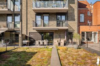 <strong>Instapklaar gelijkvloers appartement met tuin, pal in het centrum van Brasschaat!</strong><br /><br /><span><strong>Indeling:</strong></span><br />
<ul>
<li><strong>Inkomhal </strong>op keramische tegel met <strong>vestiaire </strong>en <strong>gastentoilet </strong>met handenwasser.</li>
<li>Vanuit de inkomhal heeft u tevens toegang tot de <strong>praktische technische berging</strong> met aansluiting voor wasmachine en droogkast.</li>
<li>Lichtrijke <strong>leefruimte </strong>(32m²)<strong> </strong>met open, volledig geïnstalleerde <strong>keuken</strong>, uitgerust met Siemens-toestellen <em>(inductiekookplaat, vaatwasser, combi-microgolfoven en oven).</em> Tevens voorzien van een losstaande Beko-koelkast met twee vrieslades.</li>
<li>Via het kamerbrede schuifraam heeft u rechtstreeks toegang tot de tuin, voorzien van een achterpoortje.</li>
</ul>
<ul>
<li><strong>Masterslaapkamer </strong>(ca. 15 m²) met elektrisch rolluik.</li>
<li><strong>Badkamer </strong>voorzien van een dubbele lavabo, spiegelkast, extra kastruimte en inloopdouche.</li>
<li><strong>Tweede slaapkamer </strong>aan de achterzijde (ca. 8 m²) met ensuite <strong>douchekamer.</strong></li>
</ul>
<span><strong>Algemeen:</strong></span><br />
<ul>
<li>Zeer <strong>centraal gelegen </strong>appartement met alle faciliteiten, zoals bakkers, slagers, supermarkten en overige winkels, op wandelafstand.</li>
<li><strong>Recent appartement </strong>(bouwjaar 2019), voorzien van warmtepomp, ventilatiesysteem en vloerverwarming.</li>
<li>Alle ramen zijn voorzien van geluidswerende beglazing.</li>
<li>Aan de voorzijde is een elektrisch rolluik voorzien, aan de achterzijde <strong>zonnewering </strong>en vliegenramen.</li>
<li><strong>Twee achterliggende autostaanplaatsen en een privatieve kelderberging inbegrepen.</strong></li>
<li>Aparte meters voor water, gas en elektriciteit.</li>
</ul>
<br /><em>* Maandeljkse lasten150 euro/maand - werkkapitaal<br /><strong>*stedenbouwkundige inlichitngen in aanvraag</strong></em>