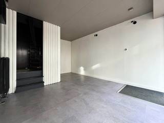 Bent u op zoek naar een veelzijdig handelspand op een <strong>TOPLOCATIE?</strong> Deze eigendom, gelegen in de levendige Nederstraat van Oudenaarde, biedt een uitstekende gelegenheid voor verschillende commerciële doeleinden. De strategische ligging in het hart van de stad zorgt voor een optimale zichtbaarheid en een constante stroom van potentiële klanten. <br /><br />Indeling: een <strong>HANDELSGELIJKVLOERS VAN 15,5 M²</strong> met bovenliggend een <strong>POLYVALENTE RUIMTE VAN 20,5 M²</strong> en een<strong> IN TE RICHTEN ZOLDER</strong> (toegankelijk via vaste trap) <strong>VAN 26,5 M²</strong> biedt u heel wat mogelijkheden!<br /><br />Grijp NU de kans om uw onderneming te vestigen in een bruisend deel van de Stad Oudenaarde!<br /><br />Contacteer ons snel voor meer informatie of een bezichtiging en ontdek het <strong>POTENTIEEL </strong>van deze eigendom!<br /><br /><u>Werd in het verleden steevast verhuurd aan minstens 700 euro, dus ook ideaal als opbrengsteigendom</u><br /><br />Adres: Nederstraat 48 te Oudenaarde