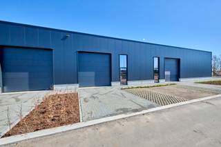 <p>KMO-unit te koop Genk - BEDRIJVENPARK KOMPELLAAN<br /><br />Bedrijvenpark Kompellaan: 21 moderne KMO-units langsheen de Kompellaan in Genk. Dit complex biedt kleine en middelgrote ondernemingen de perfecte plek om te starten, groeien en te innoveren. De unit 2 heeft een oppervlakte van 255m² en beschikt over 3 parkeerplaatsen. De unit wordt casco opgeleverd. <br /><br />KMO-Unit 2<br />- oppervlakte: 255m²<br />- staalstructuur met geïsoleerde wanden en dak<br />- sectionaalpoort 4mbr x 4,2mh<br />- 3 privatieve parkeerplaatsen<br /><br />Voor meer info 011/39 90 50 of info@jansenrealestate.be<br />https://www.jansenrealestate.be/project-kompellaan/6190088/</p>