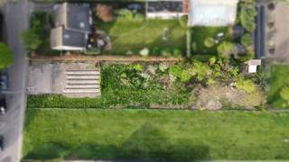 Ben je op zoek naar de ideale plek om je droomwoning te bouwen? Zoek niet verder! Wij bieden een unieke bouwgrond aan in het charmante Mariekerke, gelegen in een rustige straat met een sfeervolle omgeving. Deze bouwgrond heeft alles wat je nodig hebt om jouw droomproject te realiseren.<br /><br />Met een indrukwekkende straatbreedte van 15 meter en een ruime lengte van 67 meter, biedt dit perceel voldoende ruimte voor een ruime eengezinswoning met een prachtige tuin. De zuid-oost oriëntatie zorgt ervoor dat je de hele dag kunt genieten van natuurlijk licht, waardoor jouw toekomstige woning een warme en uitnodigende sfeer zal hebben.<br /><br />Wat dit perceel nog aantrekkelijker maakt, is de mogelijkheid om tot 17 meter diep te bouwen, waardoor je niet alleen een comfortabel huis kunt creëren, maar ook nog voldoende ruimte overhoudt voor een groene oase in je eigen achtertuin. Bovendien is er al een geboorde put aanwezig, wat een waardevolle toevoeging is voor wie waarde hecht aan duurzaamheid en zelfvoorziening.<br /><br />Of je nu droomt van een gezellige eengezinswoning voor jouw familie of ruimte nodig hebt voor een vrij beroep, deze bouwgrond biedt eindeloze mogelijkheden. Onze ervaren makelaars staan klaar om je te begeleiden bij elke stap van het proces en om al jouw vragen te beantwoorden.<br /><br />Grijp deze unieke kans en maak van Mariekerke jouw thuis! Neem vandaag nog contact op met onze makelaars om meer te weten te komen over dit bijzondere aanbod.<br />