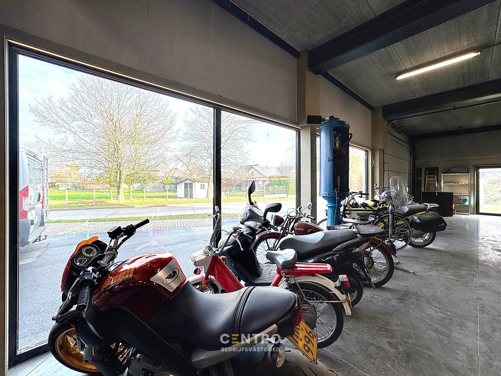NB BEDRIJFSPAND bestaande uit MAGAZIJN met TOONZAAL/BURELEN en casco LOFT-APPARTEMENT met groot TERRAS. Op ambachtelijke zone "Schatting" te Zedelgem - foto 5