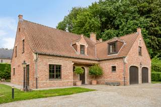 <p>Looking for an elegant villa combining space, comfort and privacy? This beautiful property offers everything you need and is ideally located in a quiet residential neighbourhood, situated in a peaceful cul-de-sac.</p><p>The fully enclosed property is accessed through a private gate and features a beautifully maintained driveway leading to the home, creating an immediate sense of space and exclusivity.</p><p></p><p>The ground floor welcomes you with a spacious entrance hall and separate guest toilet. It further comprises a practical office, a fully equipped kitchen and a very generous living room with a cosy wood-burning cassette, perfect for creating a warm and inviting atmosphere. The property also benefits from a double garage with additional storage space.</p><p>The first floor features a spacious landing leading to four large bedrooms. All bedrooms are fitted with built-in wardrobes, while one bedroom also includes a separate dressing room. The bathroom is equipped with both a bathtub and a shower.</p><p>Additional storage space is provided by the attic and basement.</p><p></p><p>Outside, the property offers a beautiful sunny garden where peace and privacy are guaranteed. With no overlooking neighbours, this is the perfect place to relax and enjoy outdoor living. The terrace with built-in barbecue creates an ideal setting for entertaining family and friends during warm summer evenings.</p><p>A unique opportunity for those seeking a high-quality villa in a quiet and desirable location.</p>