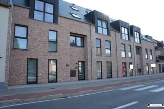 <p><span><strong><u>Duplex nieuwbouwappartement van 117 m² op de 2de en 3de verdieping met 2 slaapkamers.</u></strong></span></p><p><span><span>ER IS EEN OPEN_WERFDAG OP ZATERDAG 25/10 EN ZONDAG 26/10, TELKENS VAN 9.00 UUR TOT 12.00 UUR.</span></span><br /><span><span>GRAAG INSCHRIJVEN VIA </span></span><span><span><u>De Halte</u></span></span><span><span>.</span></span></p><p><span><span>Gezamenlijke inkomhal.</span></span></p><p><span><span>Het appartement zelf: </span></span><br /><span><span><u>2de verdieping</u>: </span></span><br /><span><span>Inkomhal van 5 m² met apart toilet. </span></span><br /><span><span>Woonkamer van 29 m². </span></span><br /><span><span>Geïnstalleerde keuken van 10 m². </span></span><br /><span><span>Berging van 2,5 m². </span></span><br /><span><span>Slaapkamer van 9,5 m² met ensuite badkamer van 5,5 m² en dressing van 5 m².</span></span></p><p><span><span>Zuid-West-georiënteerd terras van 14,5 m². </span></span><br /><span><span>Noord-oost-georiënteerd terras van 7 m².</span></span></p><p><span><span><u>3de verdieping</u>: </span></span><br /><span><span>Nachthal van 4,5 m². </span></span><br /><span><span>Badkamer 2 van 4,5 m². </span></span><br /><span><span>Slaapkamers van 8 m². </span></span><br /><span><span>Bureau van 6,5 m².</span></span></p><p><span><span>BIJZONDERHEDEN: </span></span><br /><span><span>EINDE DER WERKEN VOORZIEN TEN LAATSTE NOVEMBER 2025.</span></span><br /><span><span>Vrije keuze van indeling bij snelle beslissers. </span></span><br /><span><span>Badkamer en keuken nog mee te kiezen.</span></span></p><p><span><span>Stedenbouwkundige inlichtingen: vergunning aanwezig, verkavelingsvergunning, geen voorkooprecht, geen maatschappelijke herstelmaatregel opgelegd, woongebied.</span></span></p><p><span><span> </span></span></p>